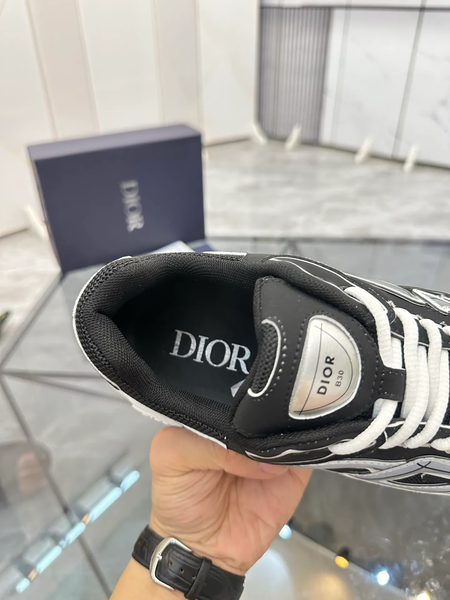 Men's shoes: 💰P400¥ Available in Guangzhou Product trademark: Dior* "Dior*" low-top casual shoes Regular size: 35-46 (can be customized to 47) Couple style Product materials: Upper imported cowhide stitched with original fabric, breathable lining, ultra-light foam original outsole. No.: 007